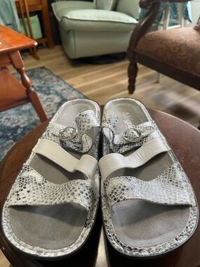 Alegria Women's Silver Snake-Print Leather Slide Sandals